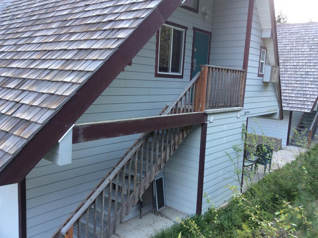 Peaks Lodge Revelstoke Exterior photo