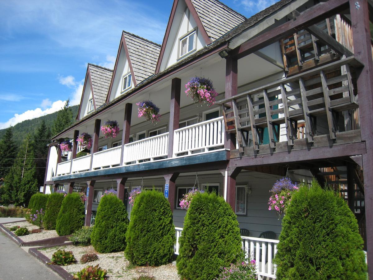 Peaks Lodge Revelstoke Exterior photo