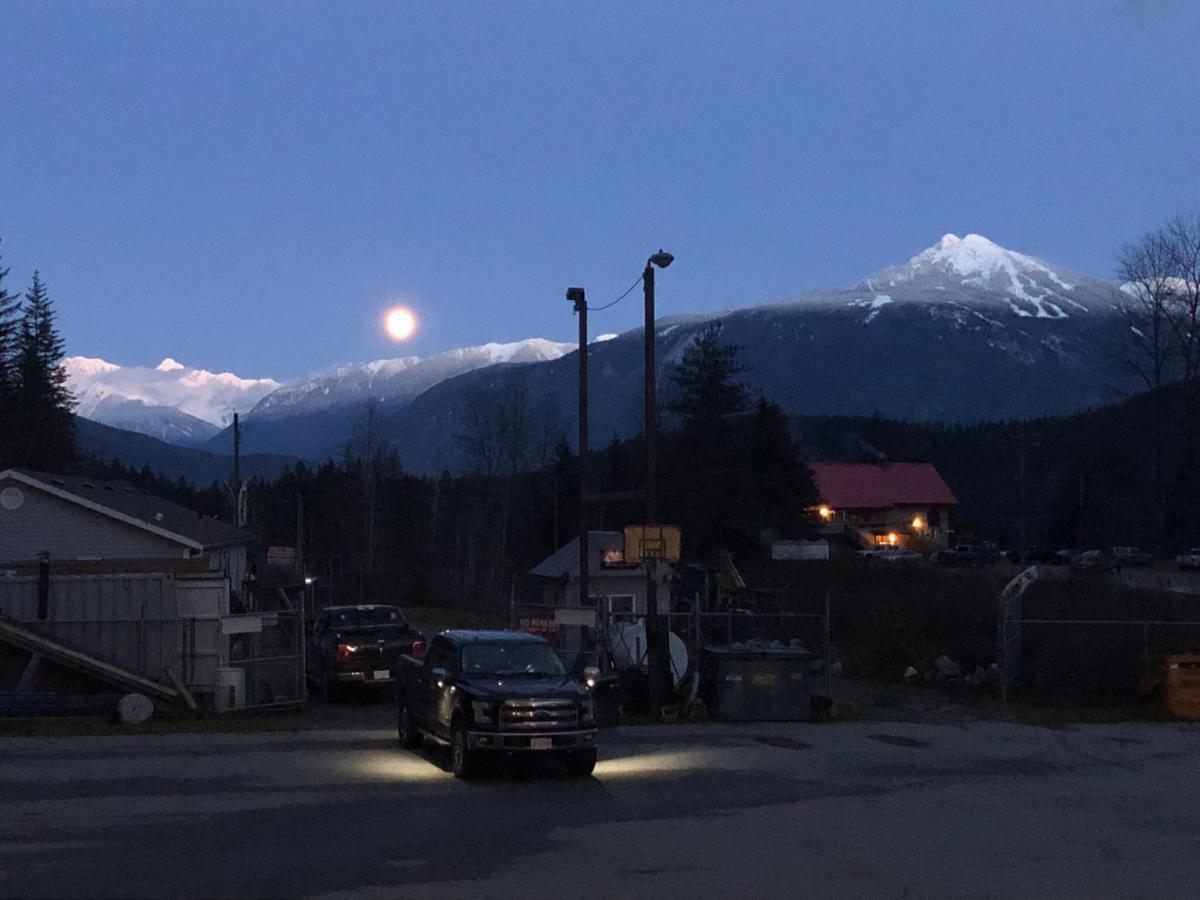 Peaks Lodge Revelstoke Exterior photo